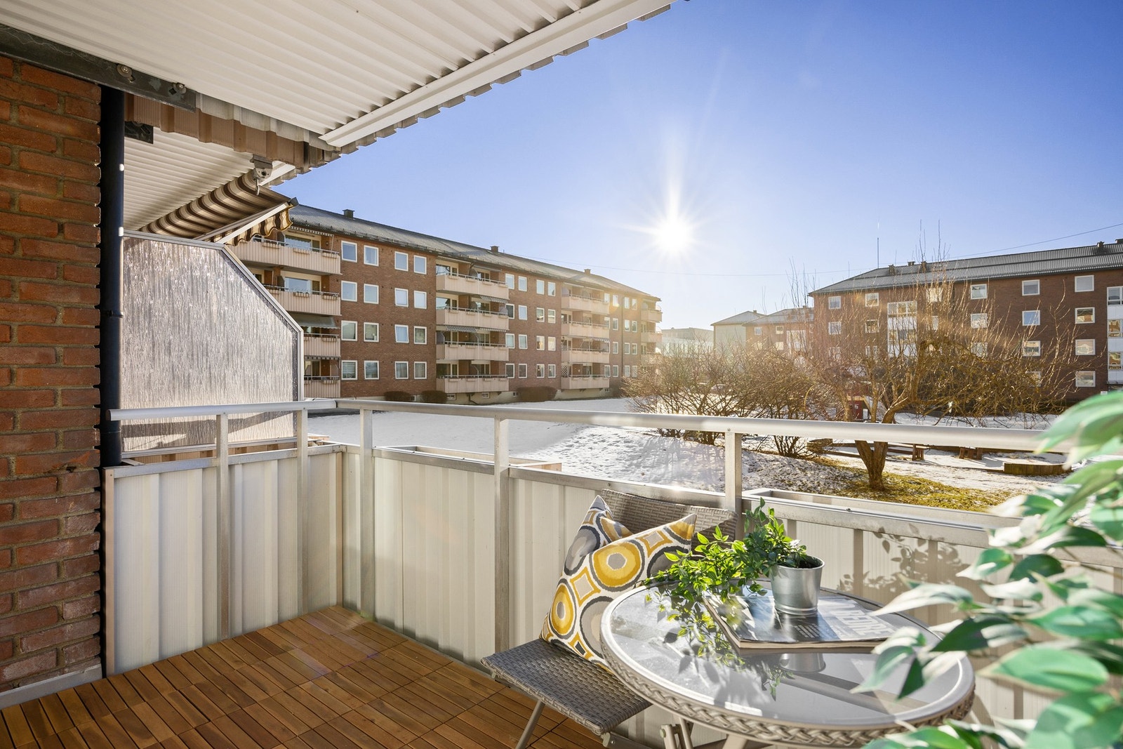 Solrik, sydvendt balkong med god plass til sittegruppe og grill. Galleribilde