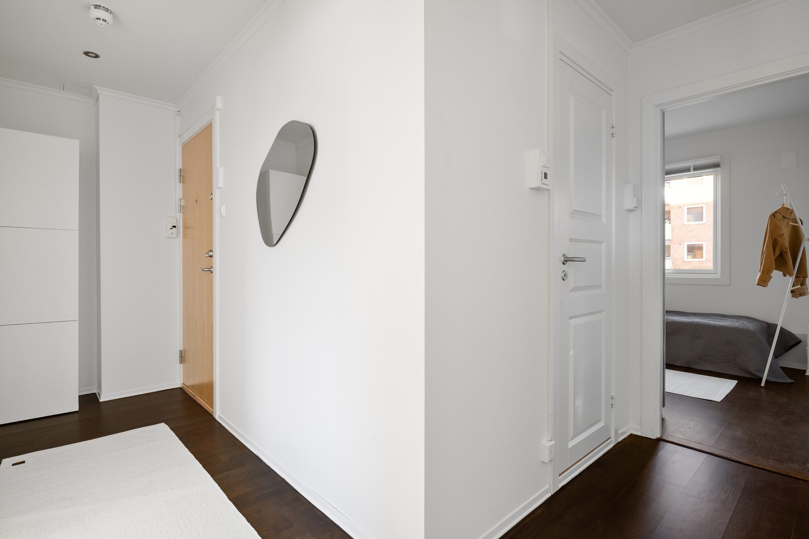 Lys og praktisk entrè med plass til oppbevaring av yttertøy. Galleribilde