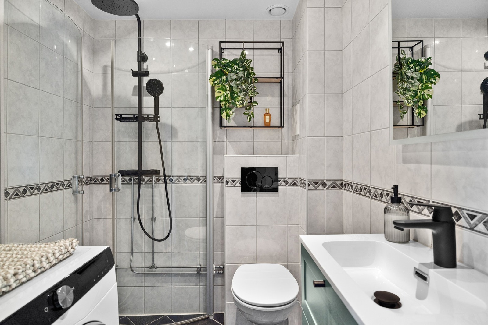 Pent, flislagt bad rehabilitert i regi av borettslaget i 2007. Galleribilde