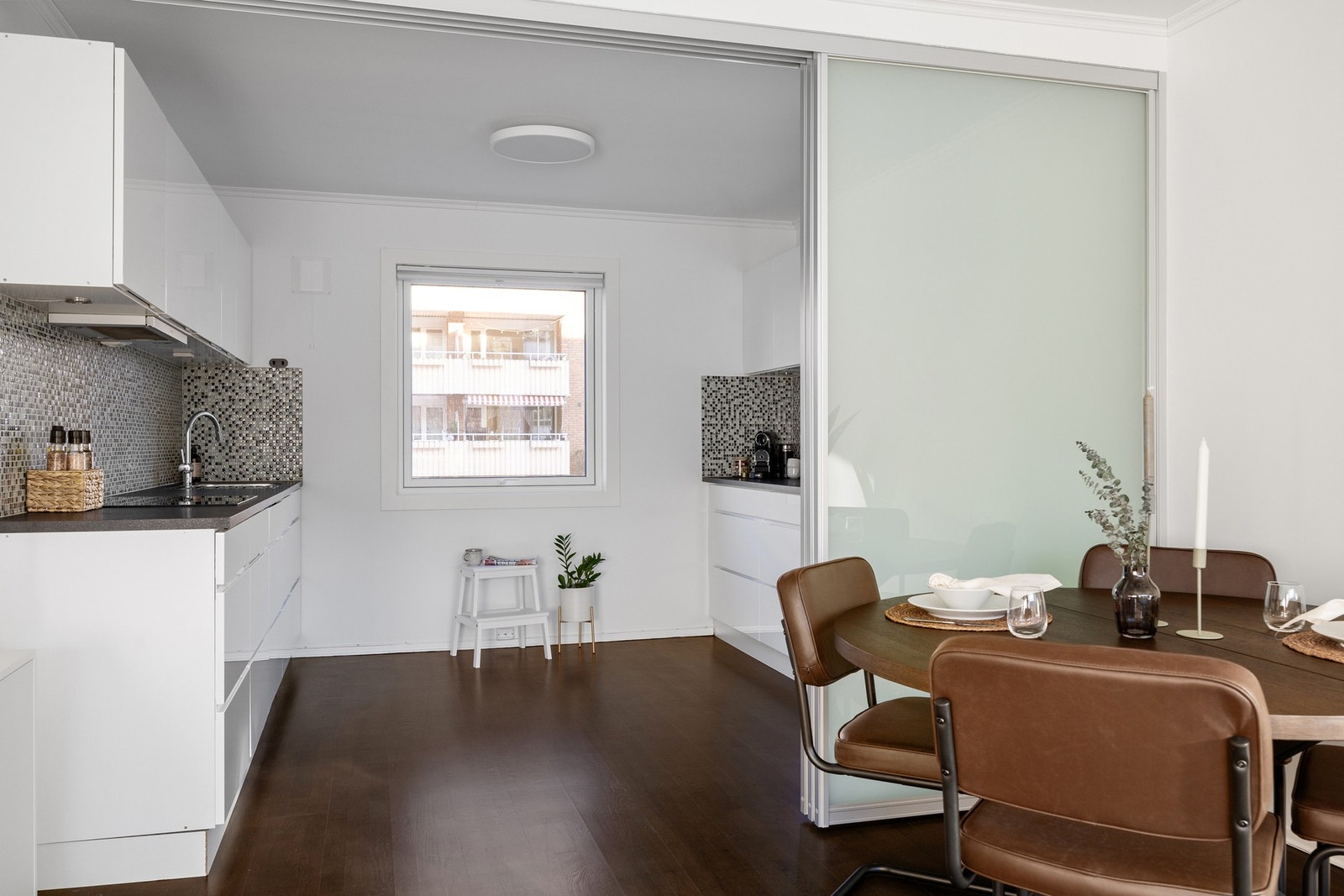 Skyvedøren kan åpnes og lukkes som ønskelig, praktisk for å holde det sosialt under middagsbesøk, eller for å skjerme for rot! Galleribilde