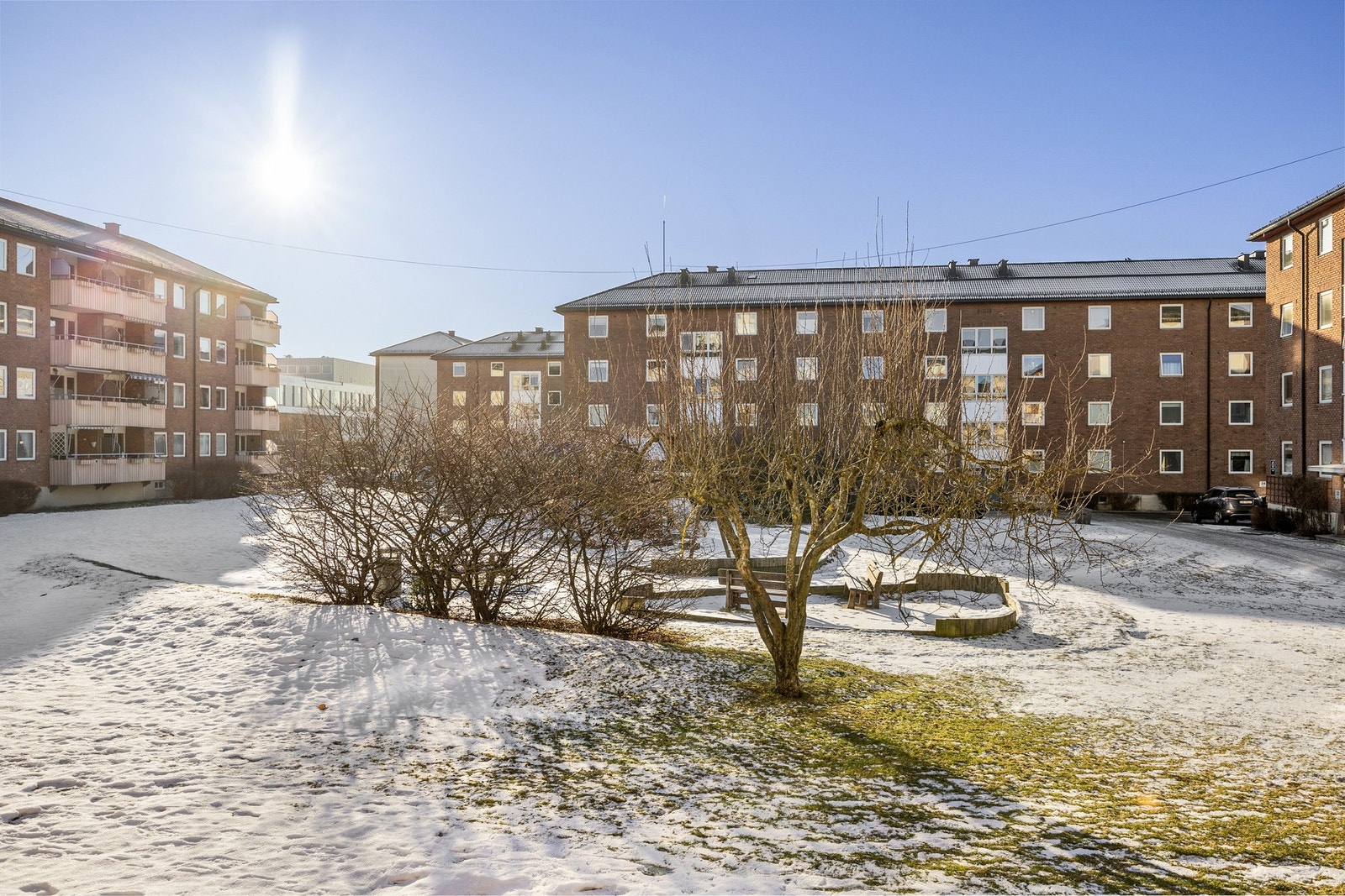 Balkongen vender inn mot en flott bakgård. Galleribilde