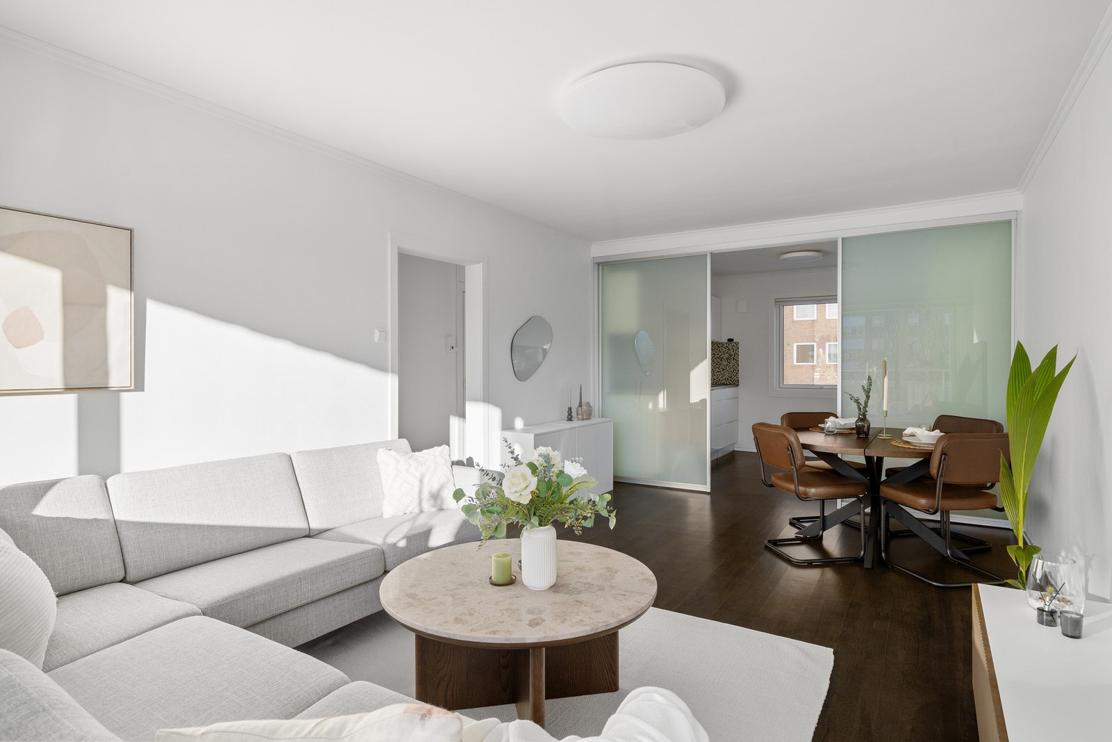 På gulvet er det 3-stavs eikeparkett som ble slipt og overflatebehandlet i november 2024. Galleribilde