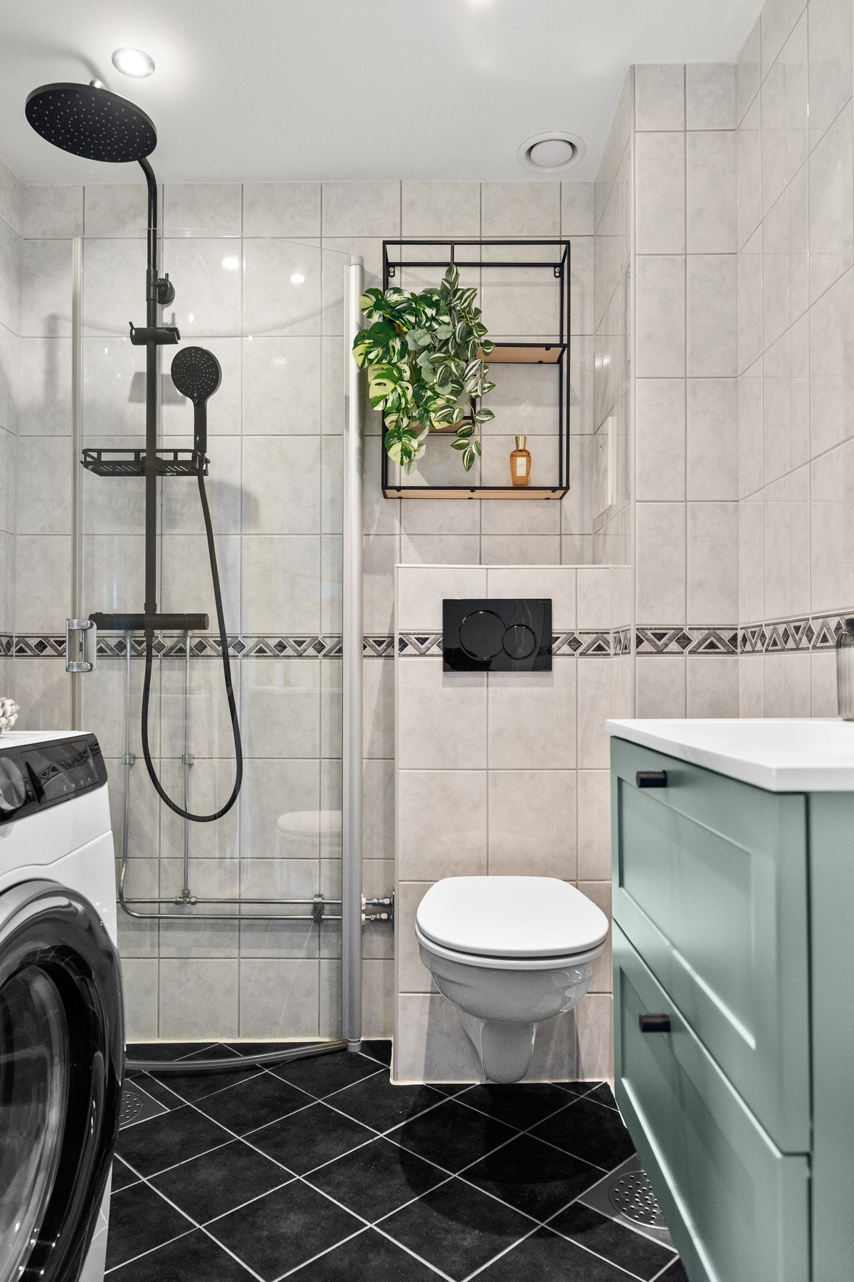 Opplegg for vaskemaskin, varmekabler i gulv og downlights i himling. Galleribilde