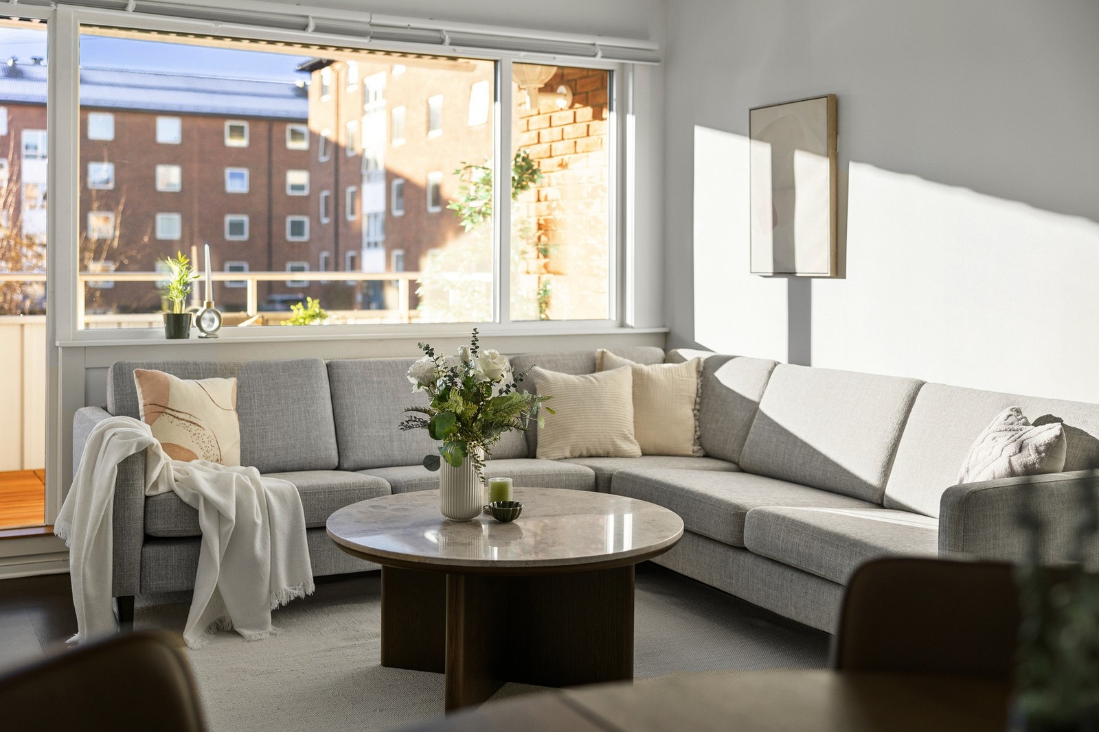 Lys og romslig stue med store vindusflater. Galleribilde