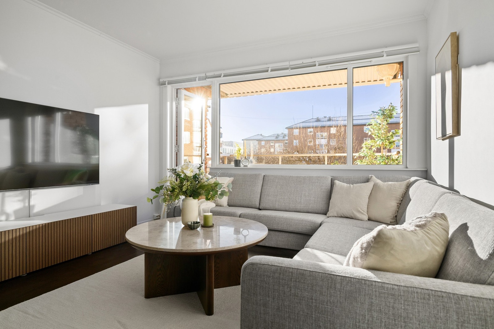 God plass til å møblere med sofagruppe og tilhørende TV-møblement. Galleribilde