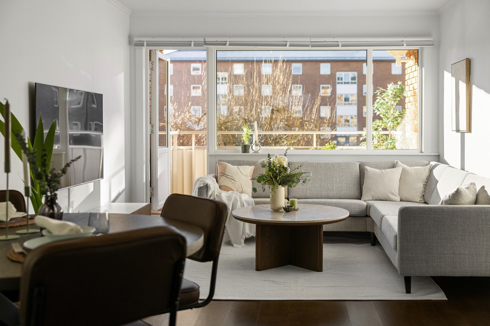 Fra stuen er det utgang til en stor og solrik balkong. Galleribilde