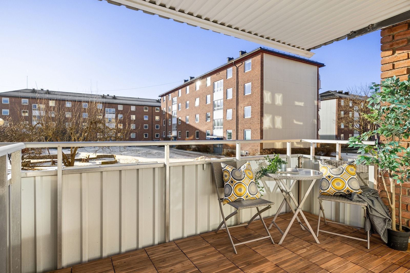 Her får du en lys og gjennomgående 3(4)-roms med en solrik, sydvestvendt balkong. Galleribilde