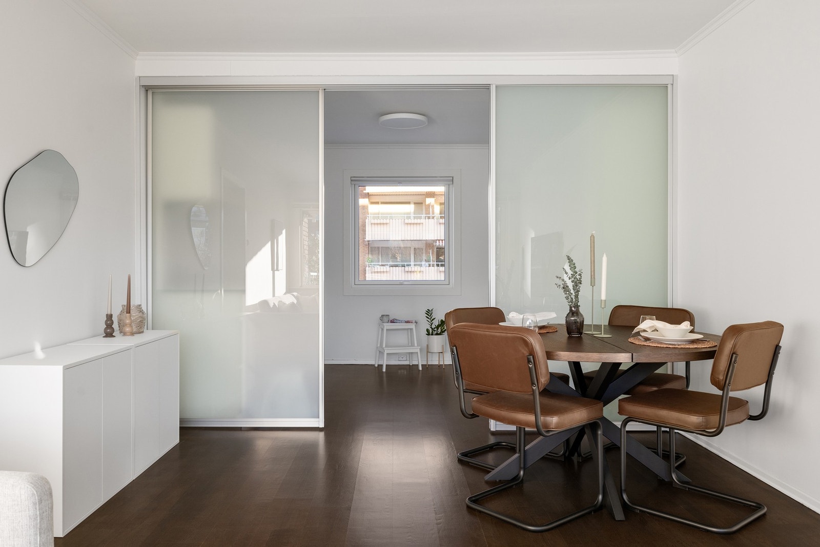 Praktisk skyvedør mellom stue og kjøkken. Galleribilde