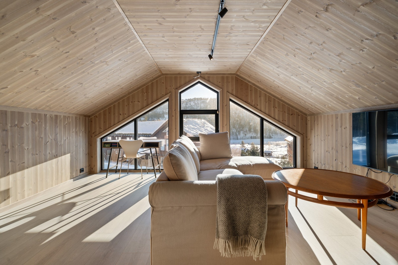 Romslig loftstue med flott utsikt. Galleribilde