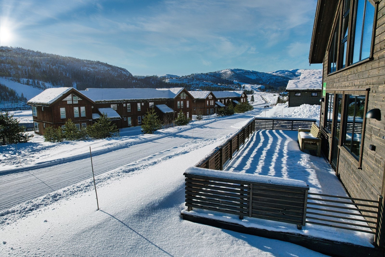 Solrik terrasse og utsikten mot fjellene i nordvest. Galleribilde