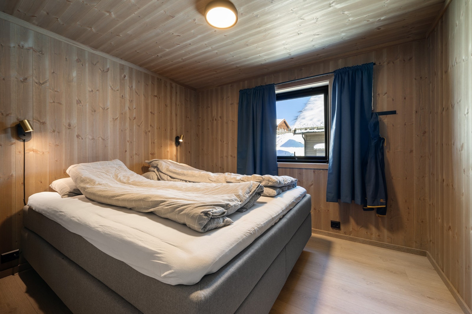 Hovedsoverom med dobbeltseng. og hyller. Galleribilde