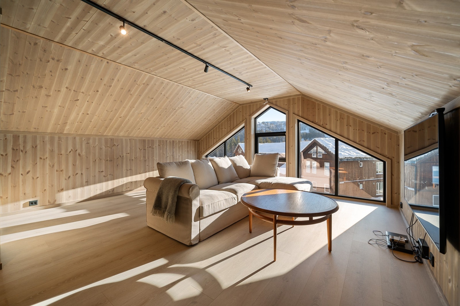 Romslig loftstue med flott utsikt. Galleribilde