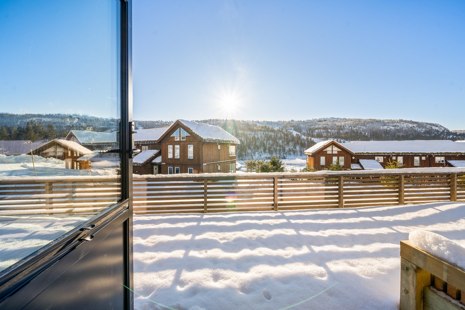 Solrik terrasse med utsikten mot skisenteret. Galleribilde