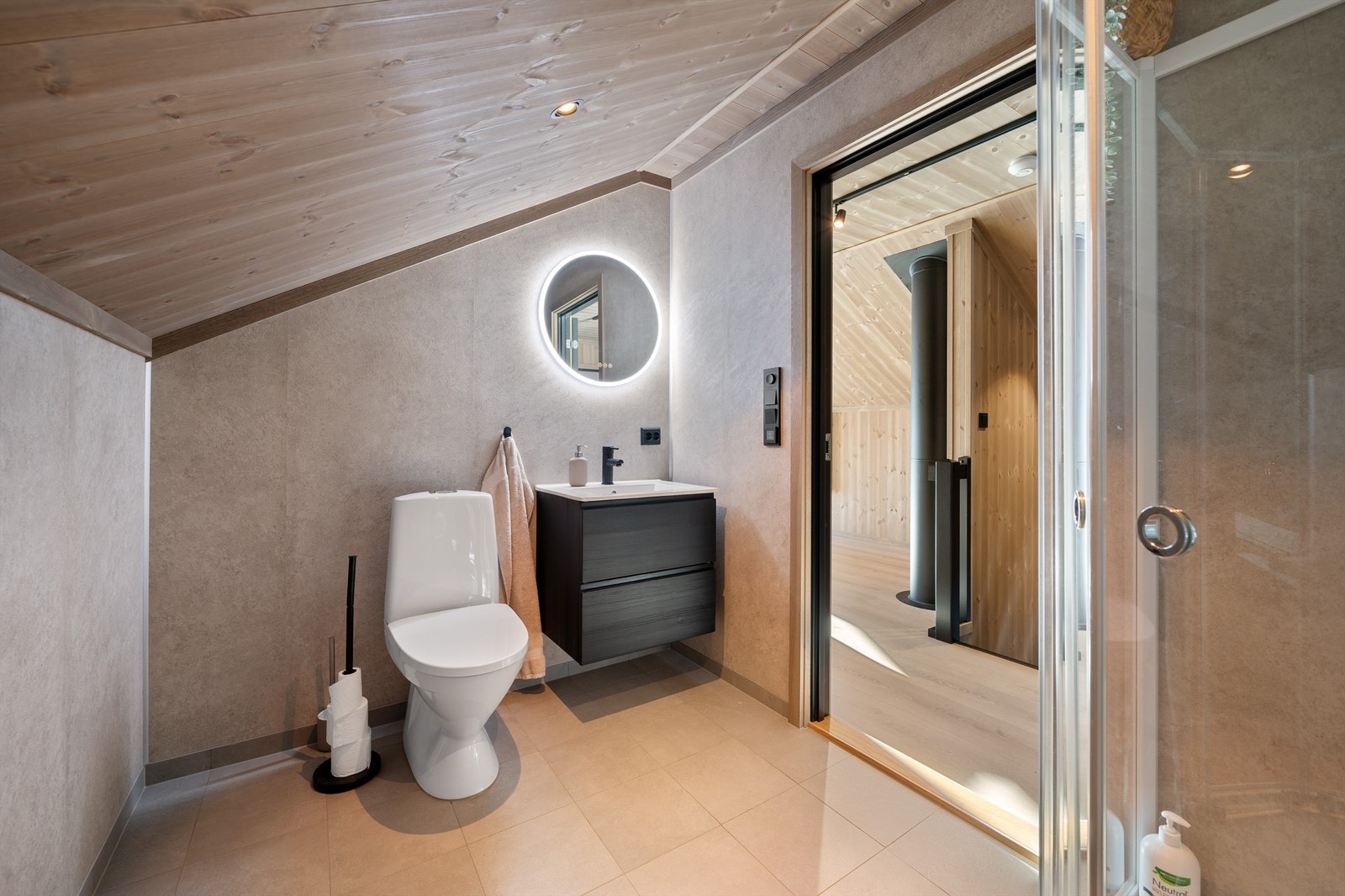 Badet i 2. etg. Wc, servant med skuffer under og dusjkabinett. Galleribilde