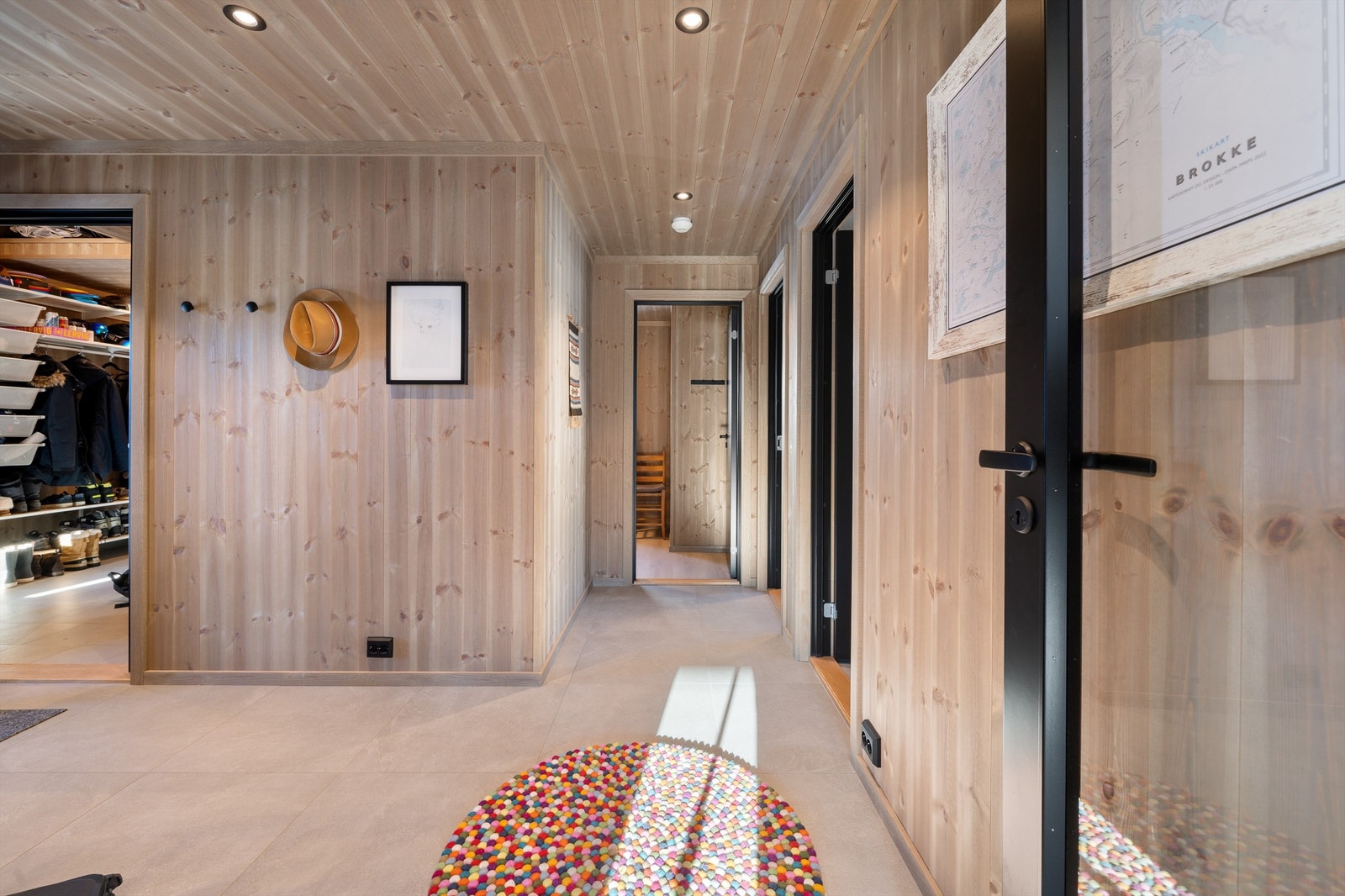 Vindfang og gang. Garderobe og vaskerom til venstre. Soverom rett frem. Galleribilde