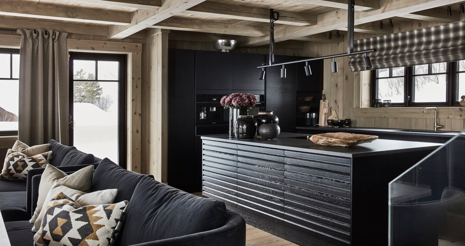 Stor og praktisk kjøkkenøy med stor platetopp og nedfelt kjøkkenventilator. Integrerte hvitevarer som kaffemaskin, stekeovn, mikrobølgeovn, kjøl/fryseskap og oppvaskmaskin. Galleribilde