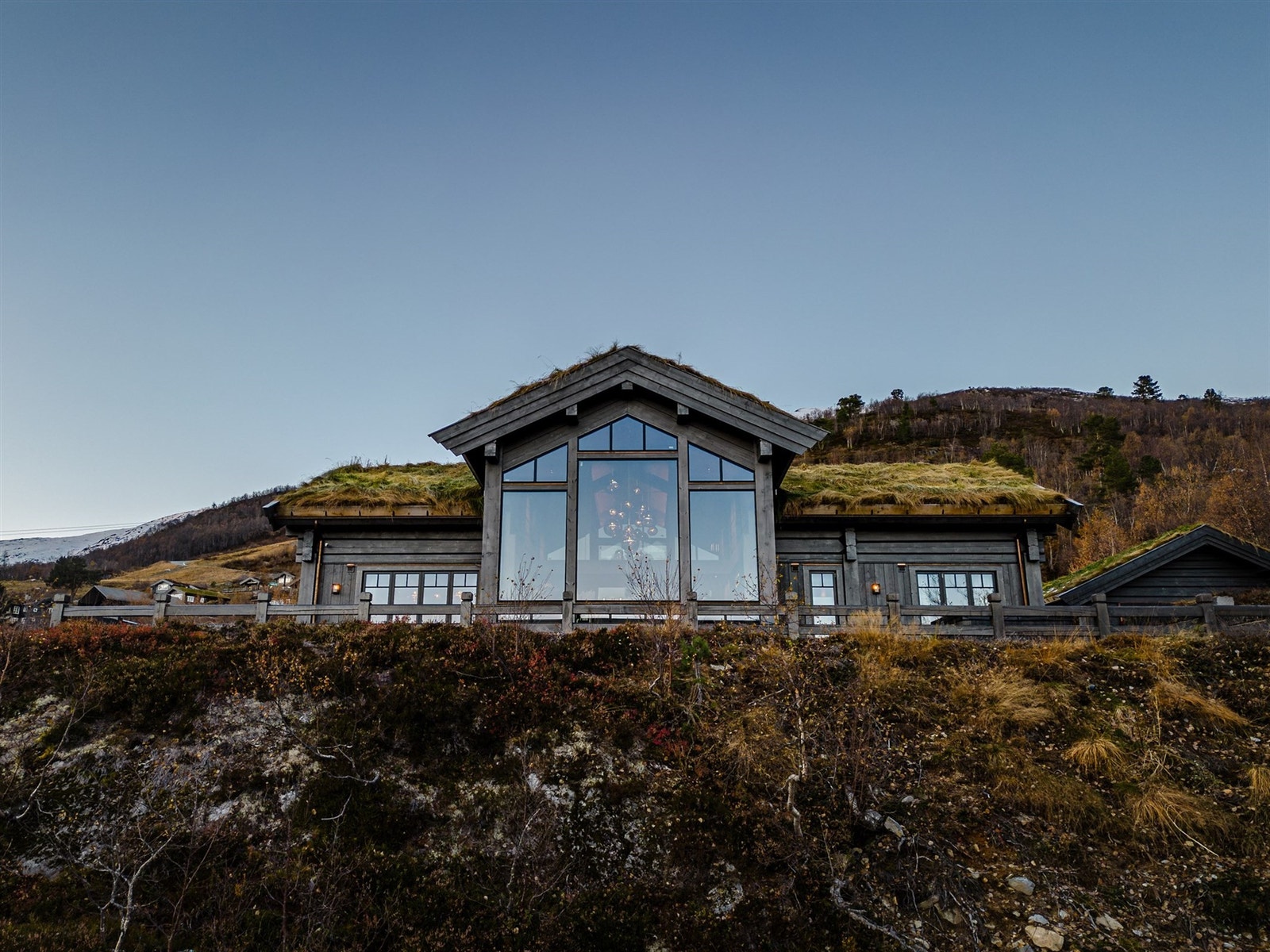 Lekker fritidseiendom som er oppført i stav og laft. Store vinduer og torvtak Galleribilde