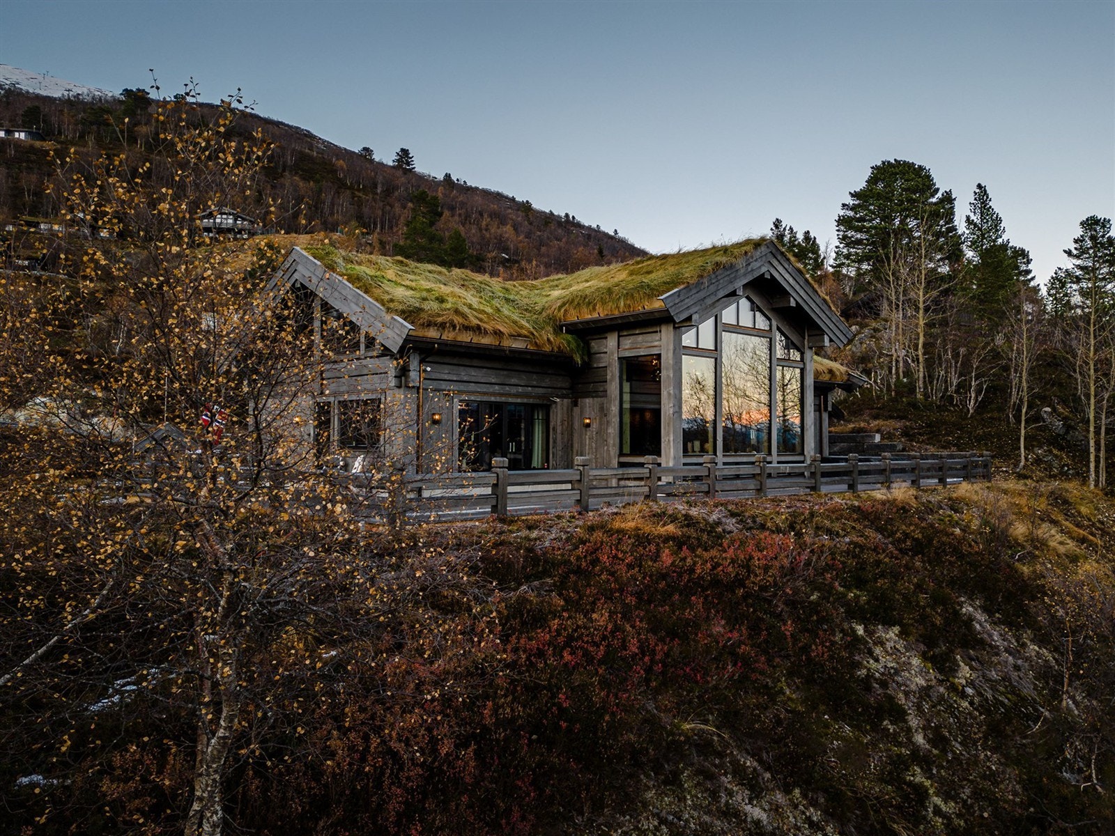 Fasade og store terrasser med bl.a jacuzzi Galleribilde