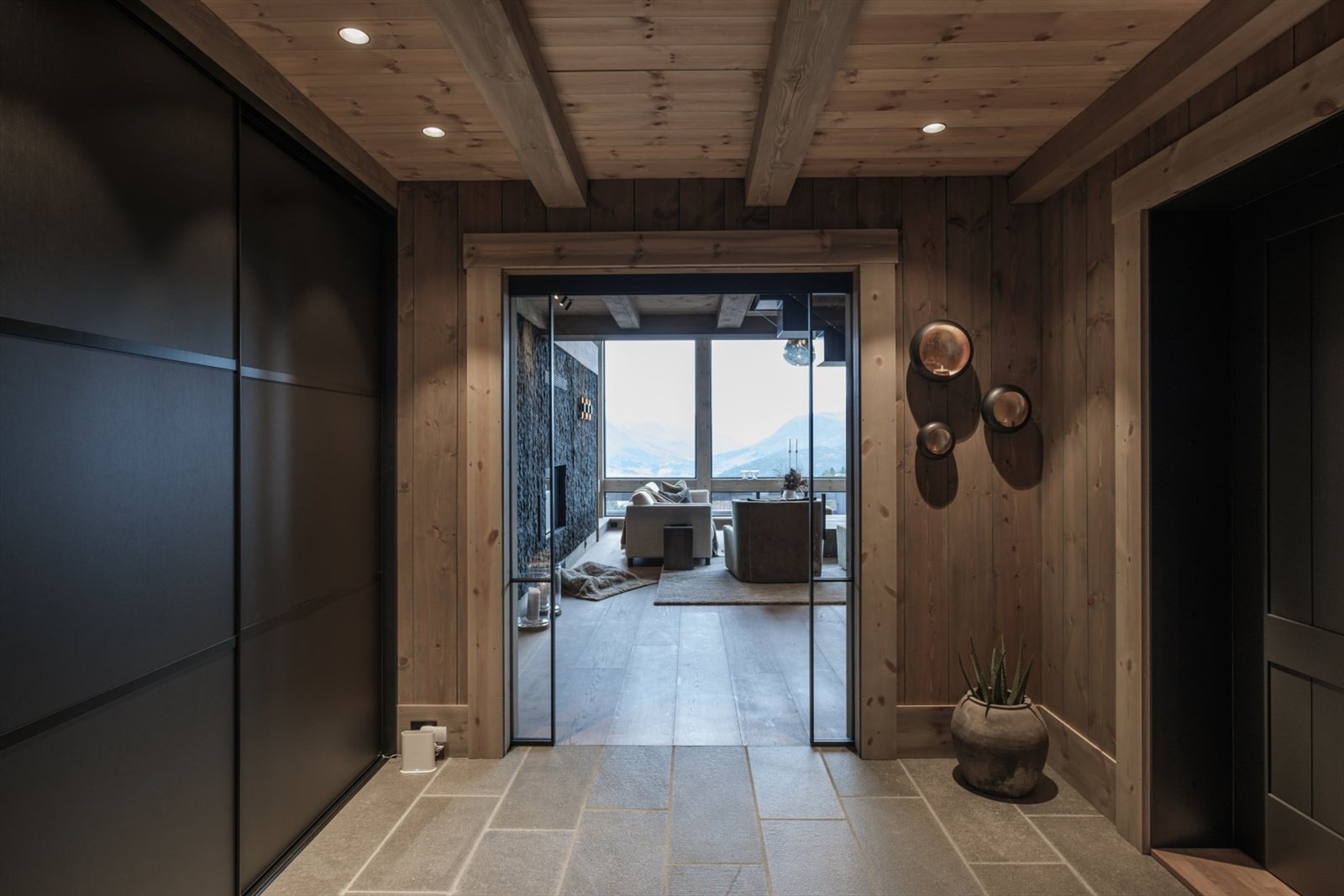 Stor og romslig hall med god oppbevaringsplass. Galleribilde