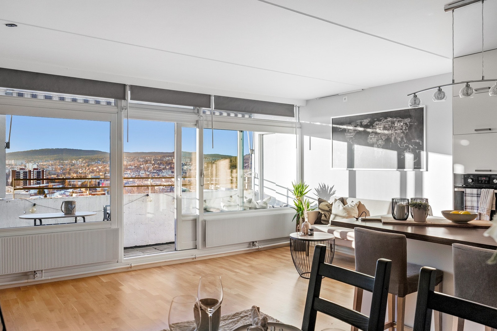 Oppholdsrommet har god plass til både sofagruppe og spisebord. Galleribilde