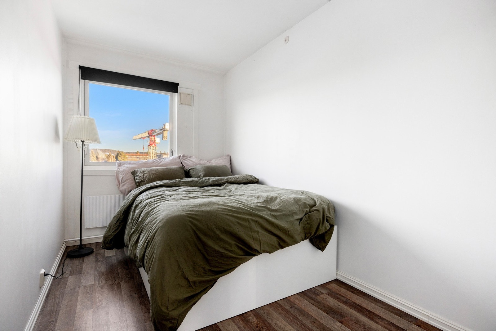 Det andre soverommet har fin plass til seng, nattbord, garderobeskap og annet ønskelig møblement. Rommet er perfekt som barnerom, gjesterom og/eller kontor. Galleribilde