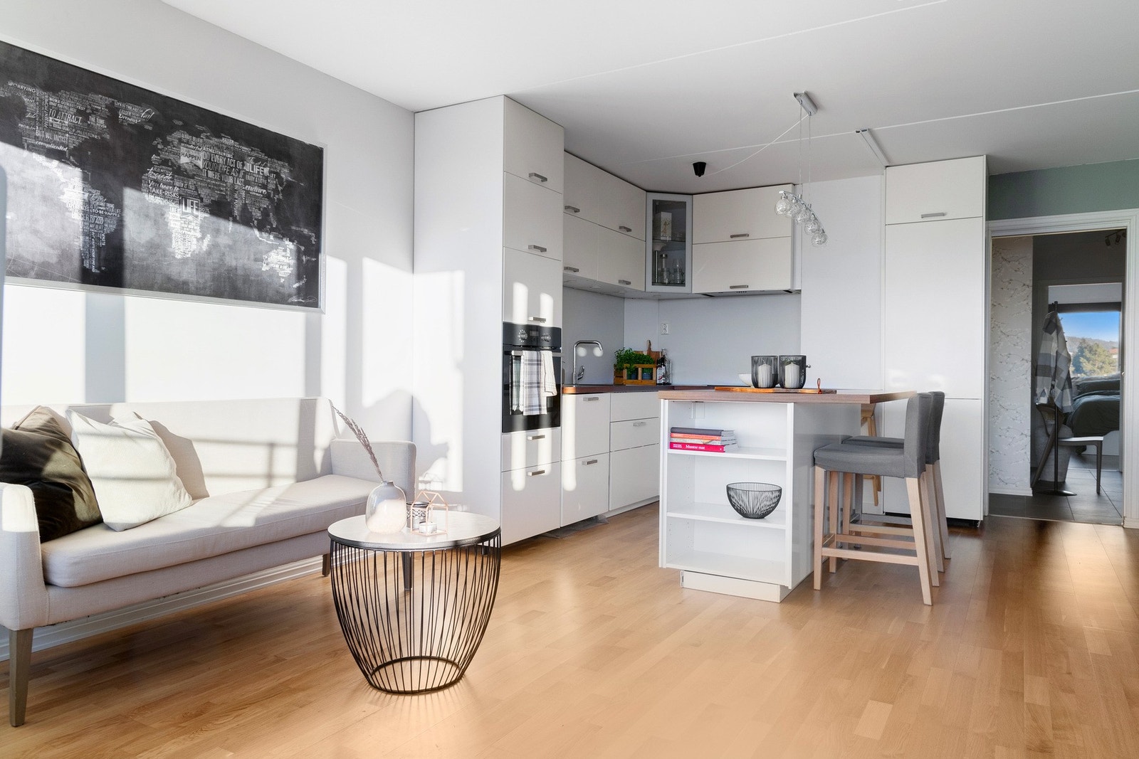 IKEA-kjøkkenet fra 2014 er godt utnyttet med mye skap- og benkeplass. Galleribilde