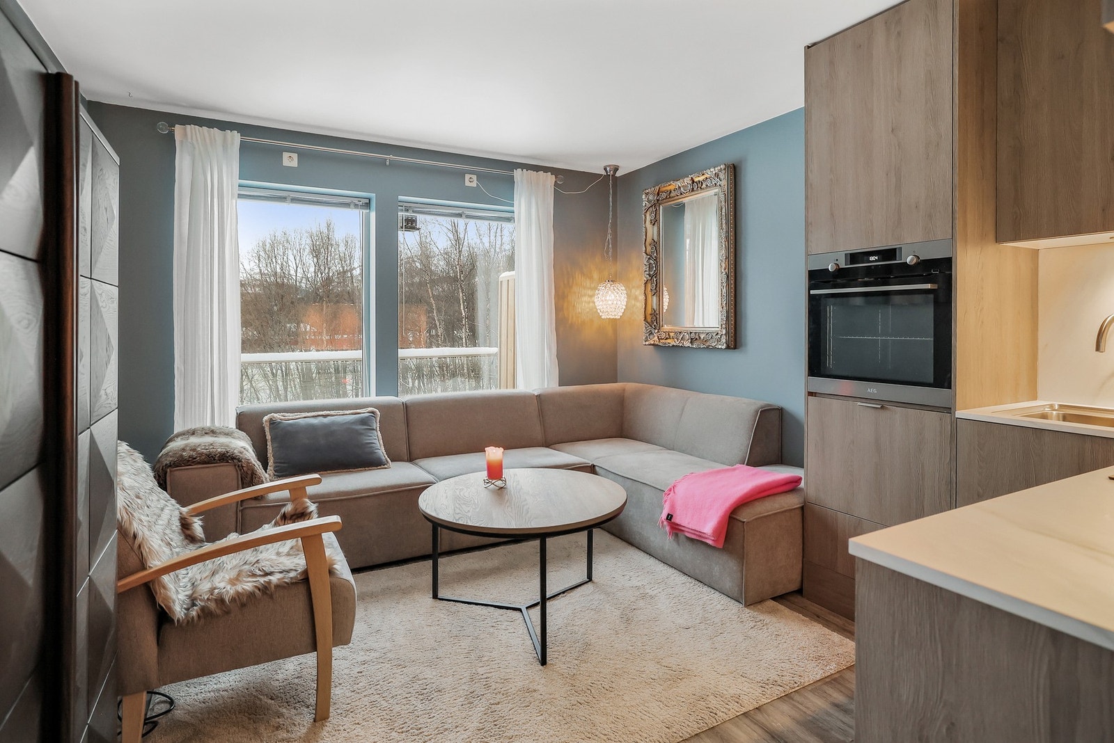 De store vindusflatene bidrar til god med naturlig lysinnslipp. Galleribilde