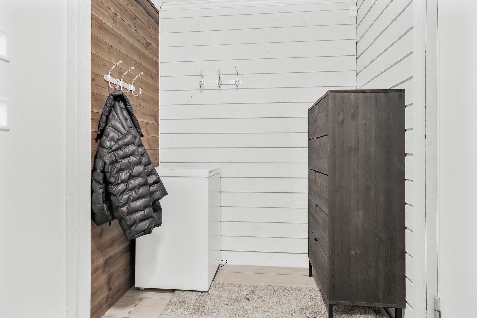 Entréen er lys og har gode muligheter for diverse lagring i oppbevaringsmøblement. Det er mulighet til å henge fra seg diverse yttertøy på veggmonterte knagger. Galleribilde
