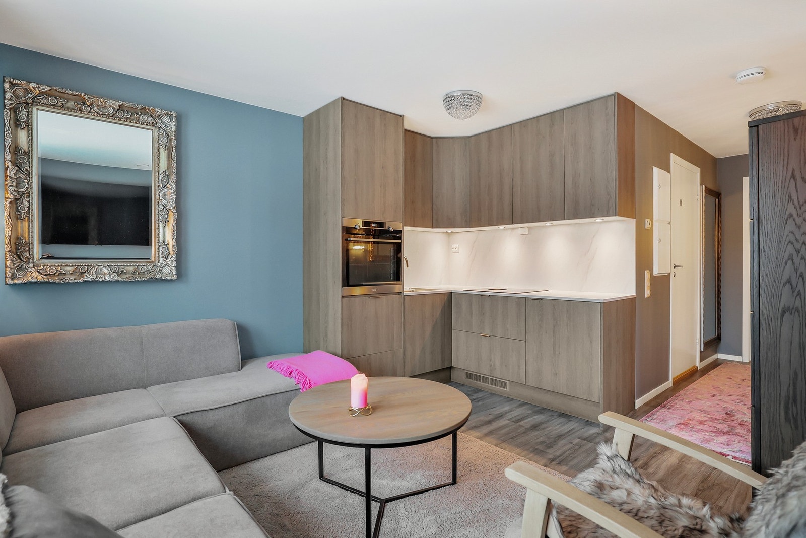 Det er fint plass til sofa med tilhørende møblement i stuen. Galleribilde