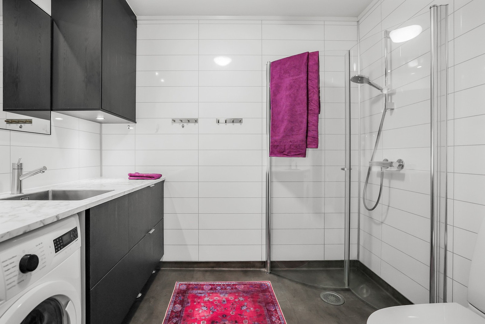 Det er gulvvarme i gulv, godt med benkeplass og gode oppbevaringsmuligheter i baderomsinnredning. Galleribilde