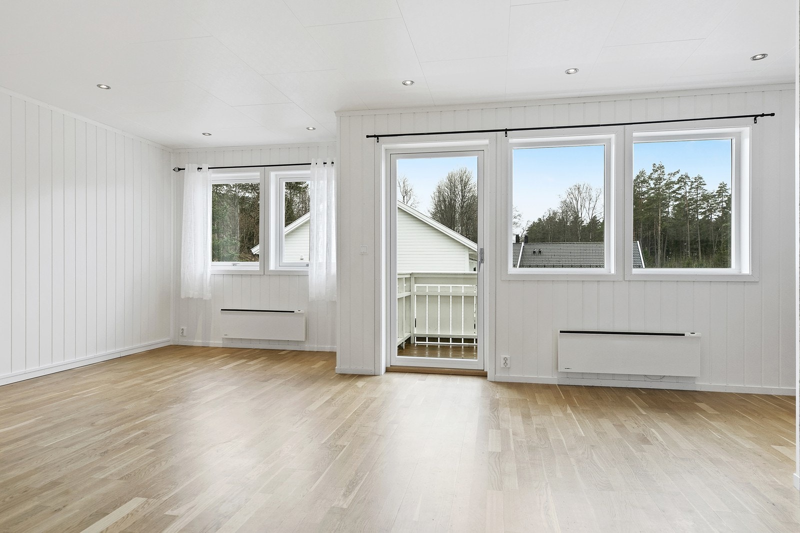 Hele leiligheten fremstår som lys og innbydende. Store vindusflater slipper inn mye naturlig dagslys. Galleribilde