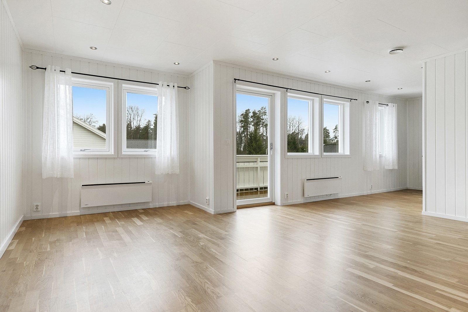 Stuens romløsning gjør den enkel å møblere med både spise- og sofagruppe. Galleribilde