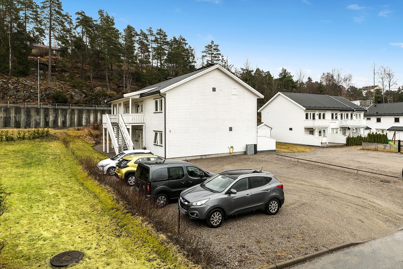 Det er biloppstillingsplasser på felles gruset gårdsplass. Galleribilde