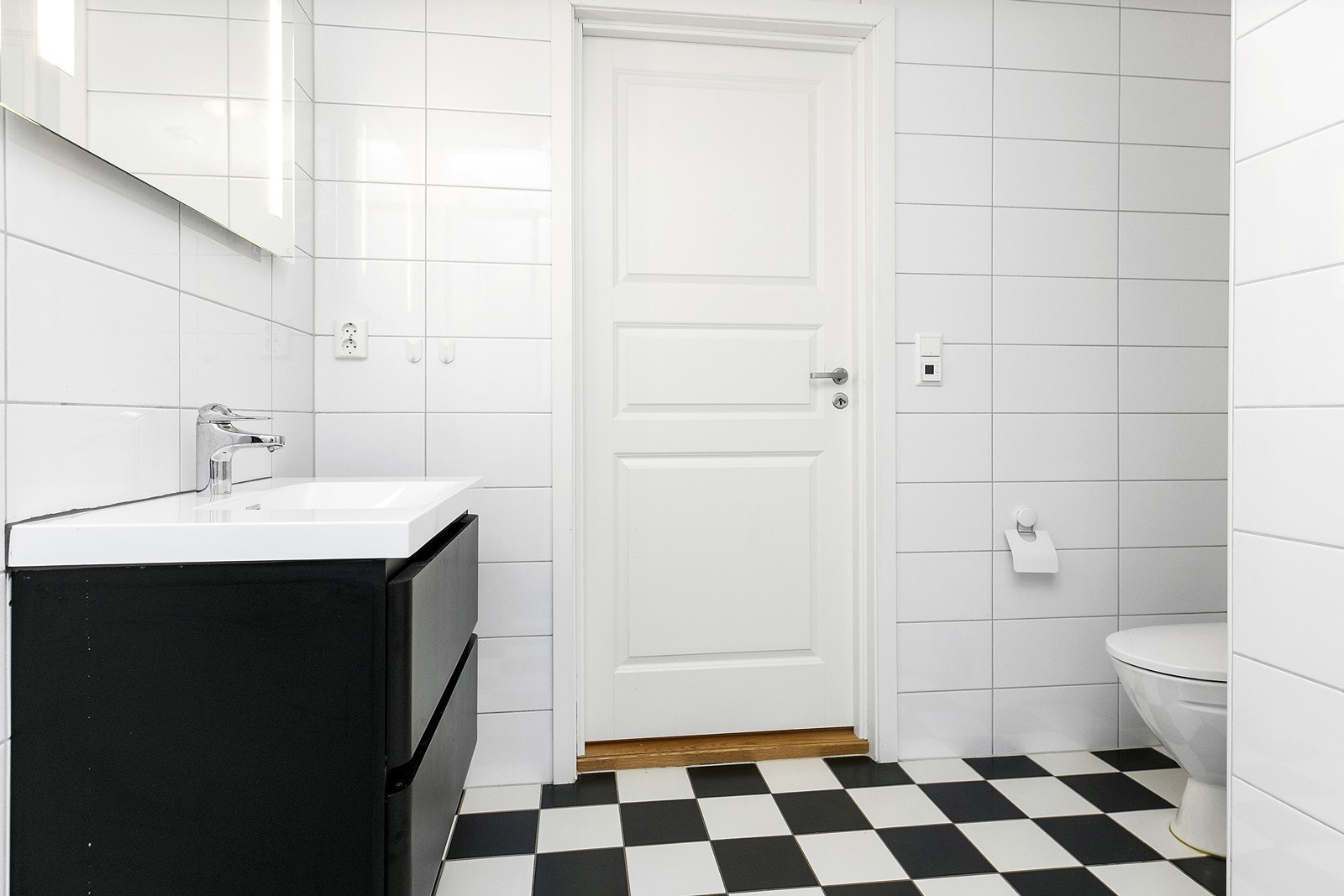 Sanitærutstyr er dusjkabinett, servant med skap og klosett. Galleribilde