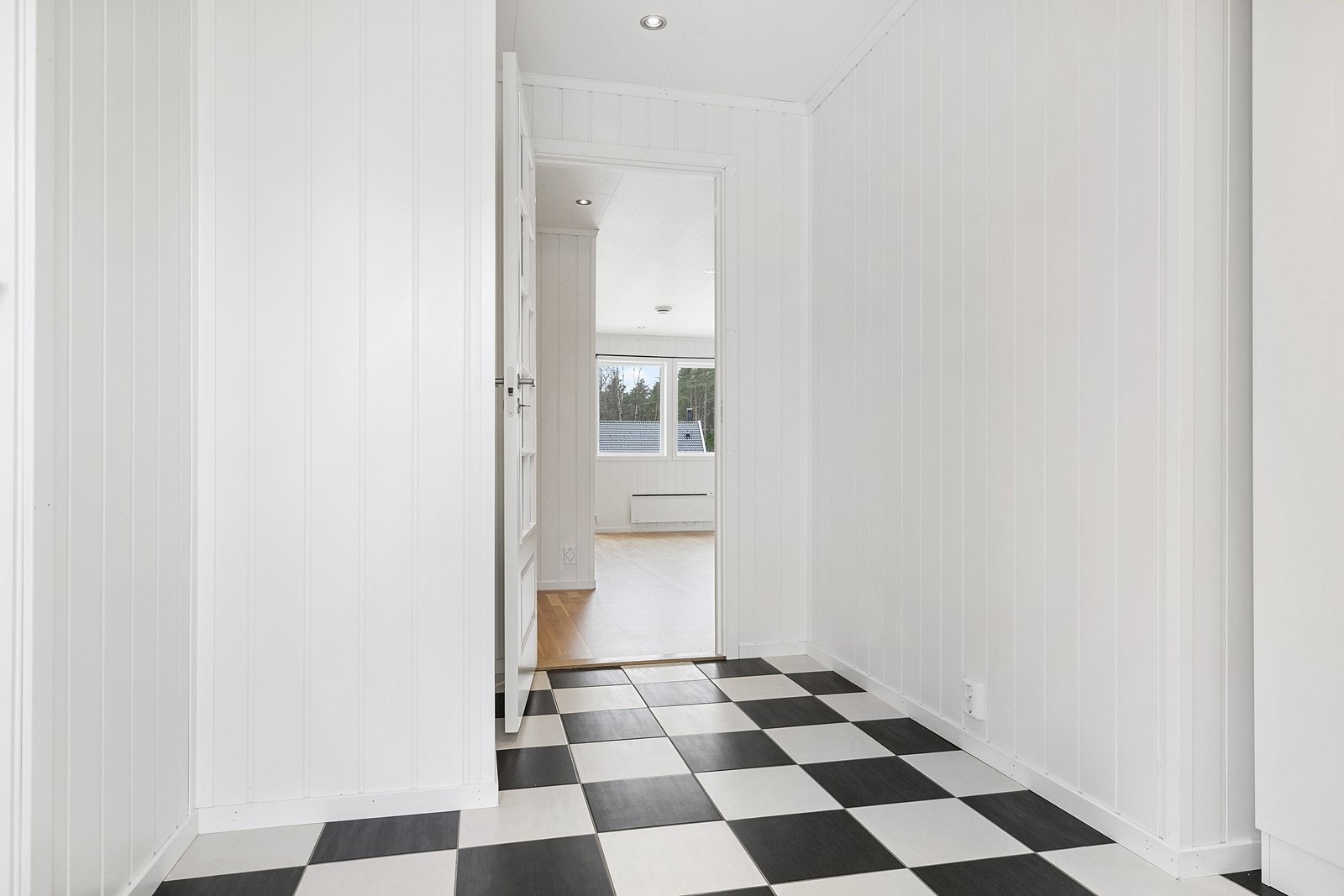 Romslig entré med tøft sjakkrutet gulv Galleribilde