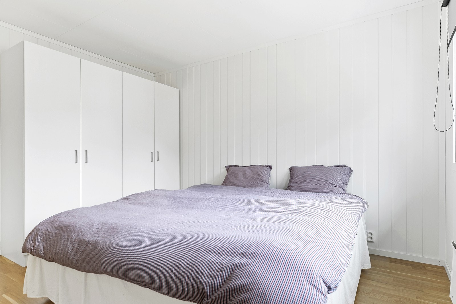 Hovedsoverommet har god plass til dobbeltseng. Her er det godt med lagringsplass i romslige klesskap. Galleribilde
