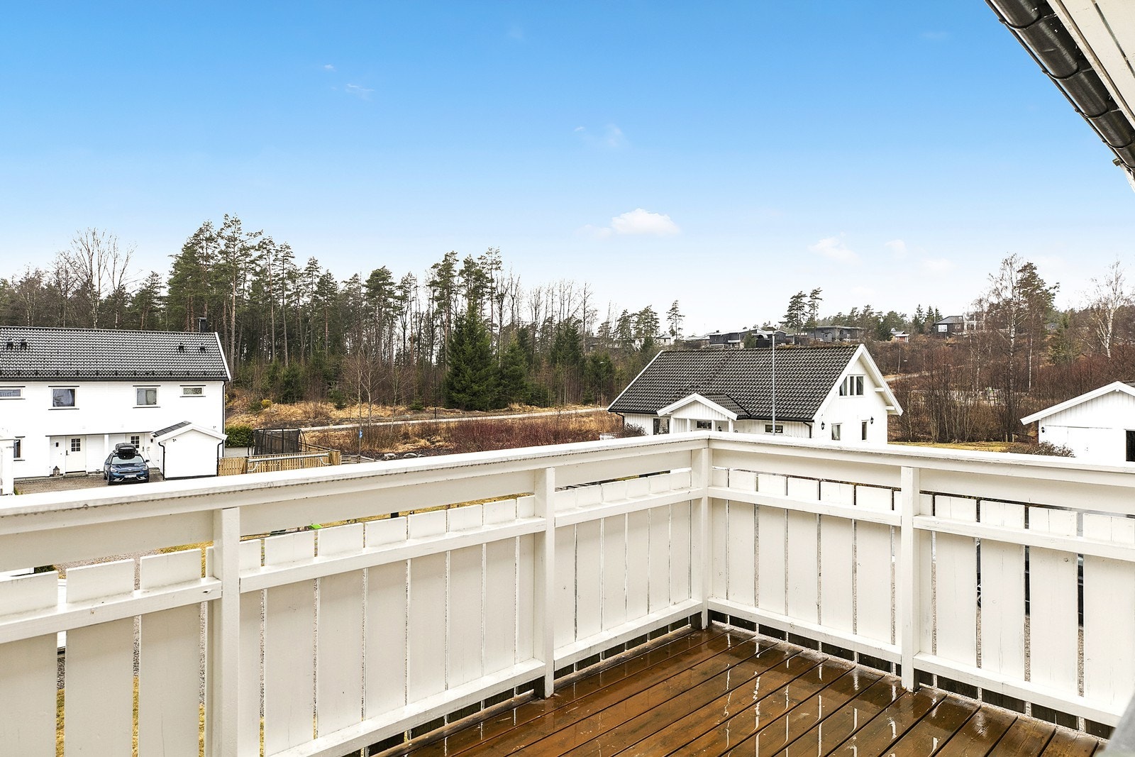 Solrik balkong på 6,6 kvm med flott utsyn over nærområdet Galleribilde