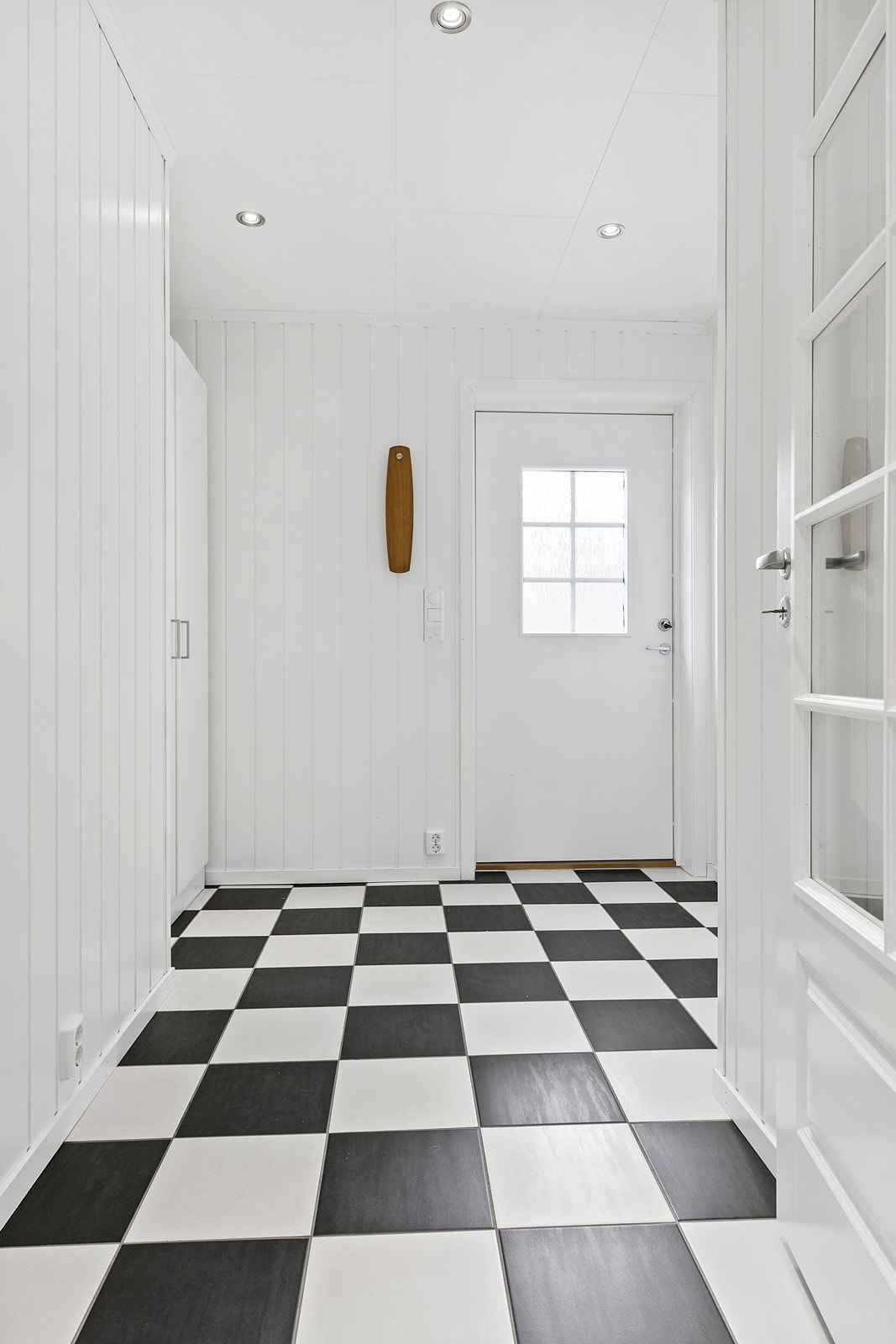 I entréen er det også eget skap til yttertøy Galleribilde