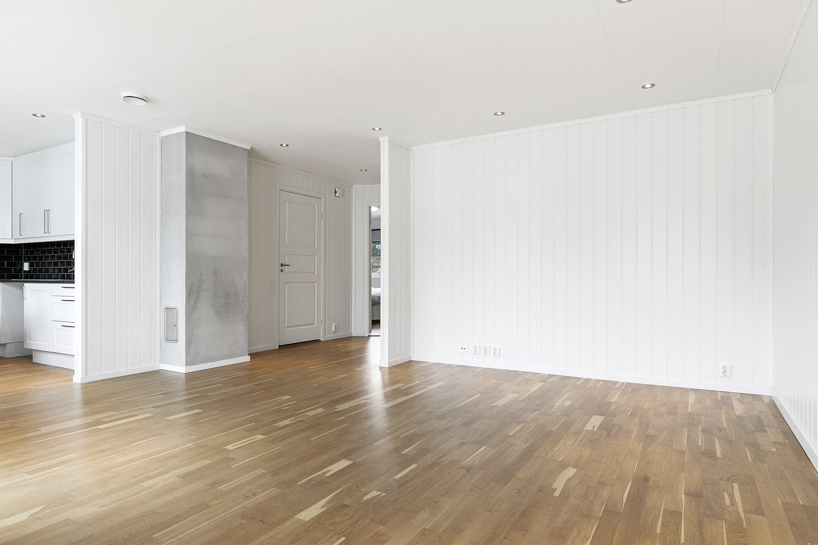 Delvis åpen løsning mellom stue og kjøkken Galleribilde