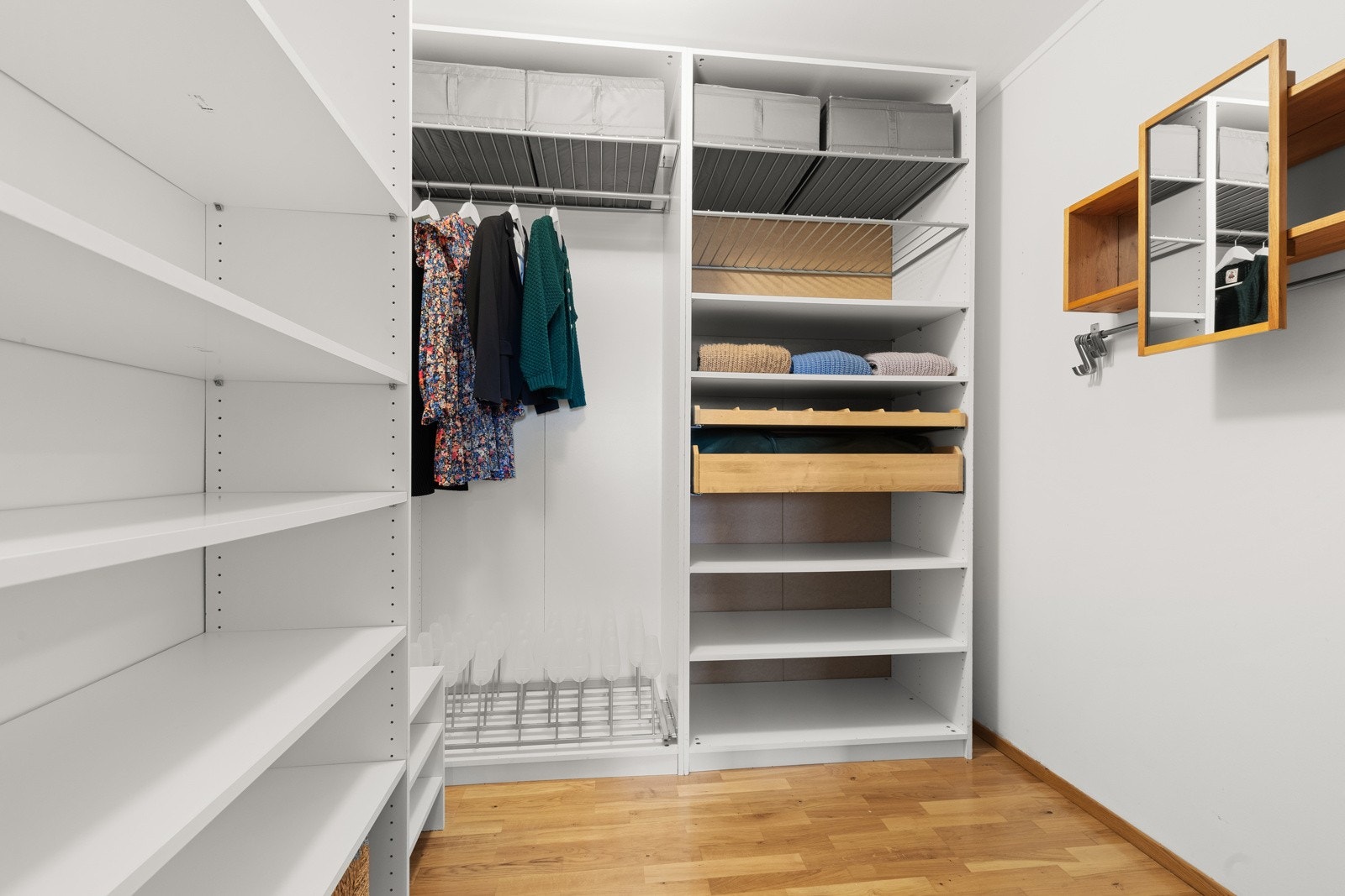 Walk in closet er tilknyttet hovedsoverommet. Galleribilde
