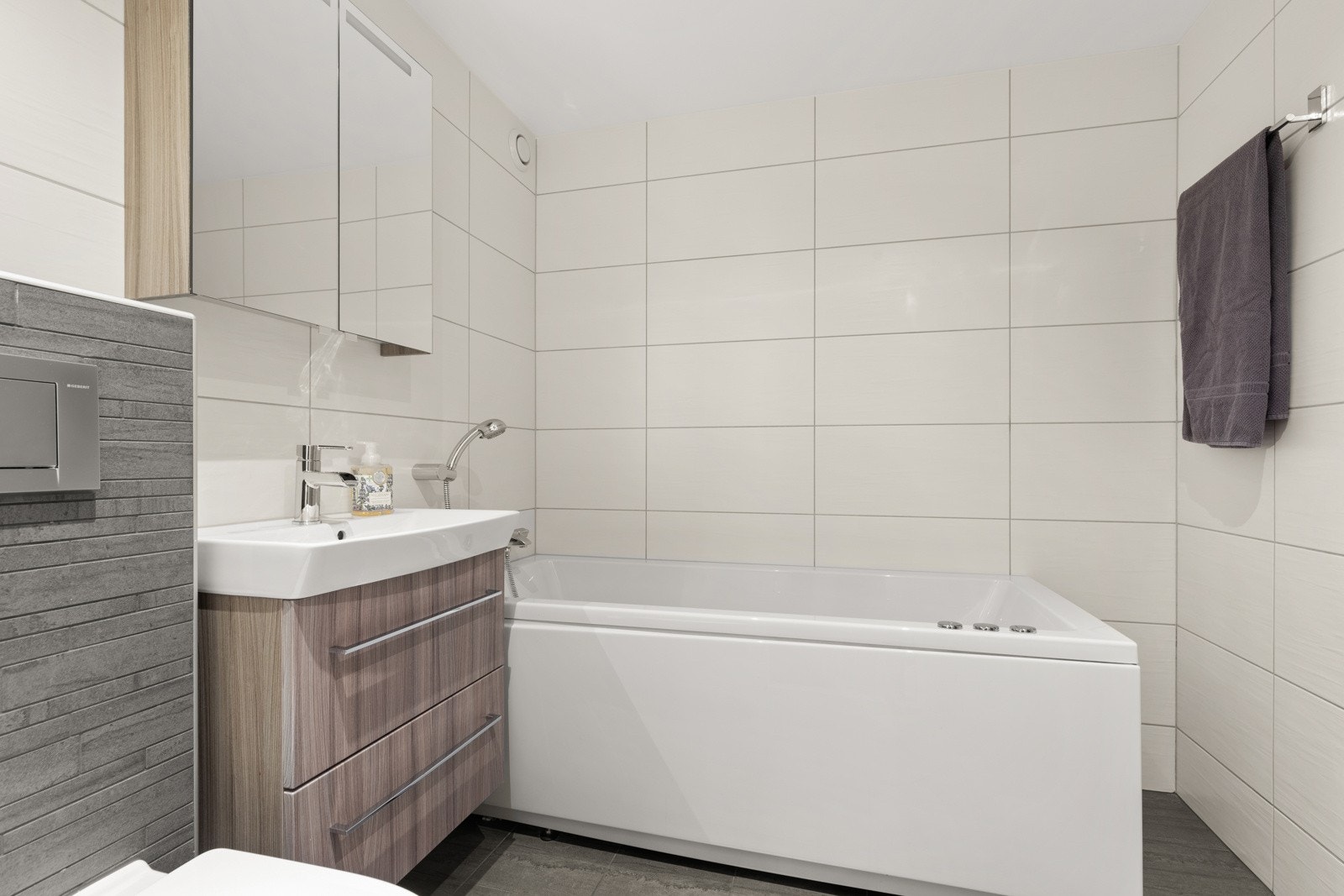 Badet er rehabilitert i 2013. Servantseksjon med skuffer og heldekkende porselenvask. Galleribilde