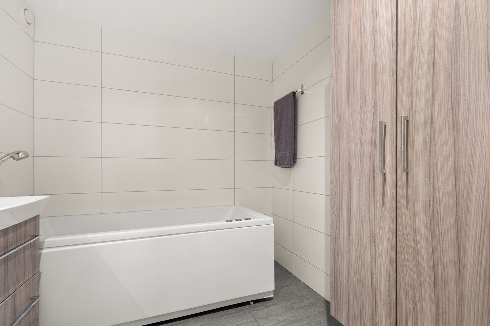 På badet er det massasjebadekar. Galleribilde