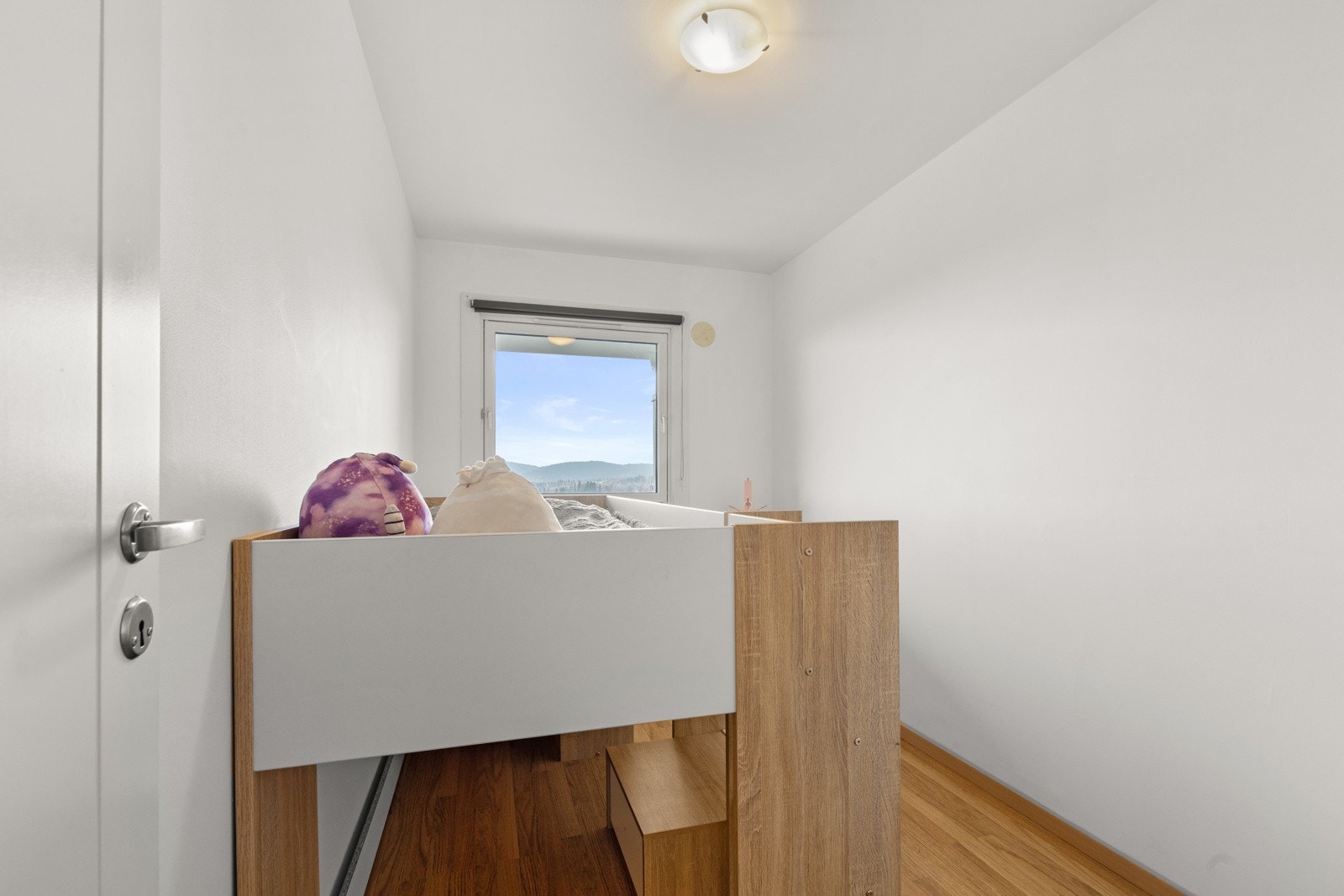 Soverom med malte vegger og himlinger. Galleribilde