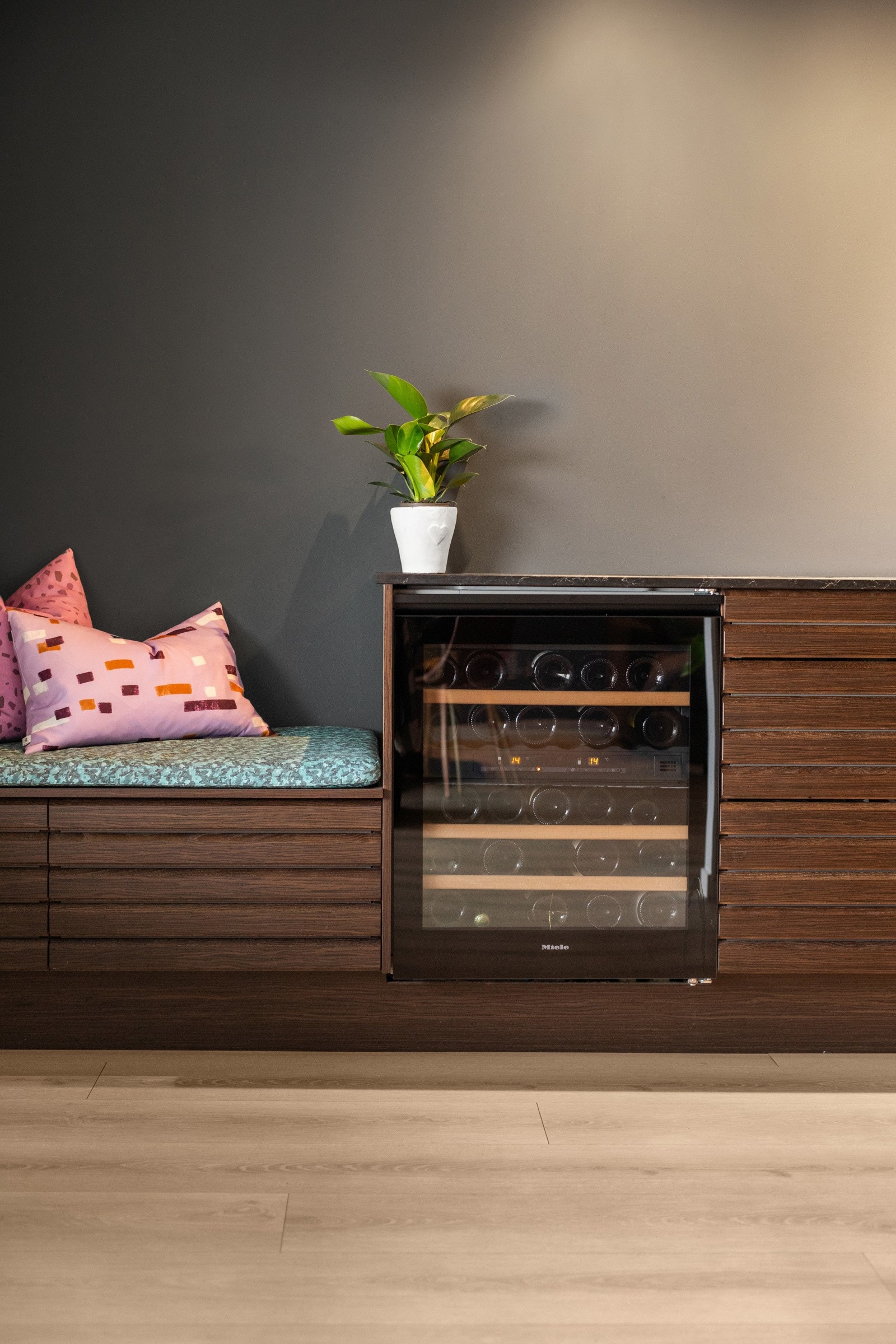 Vinskap fra Miele med 2 soner. Galleribilde