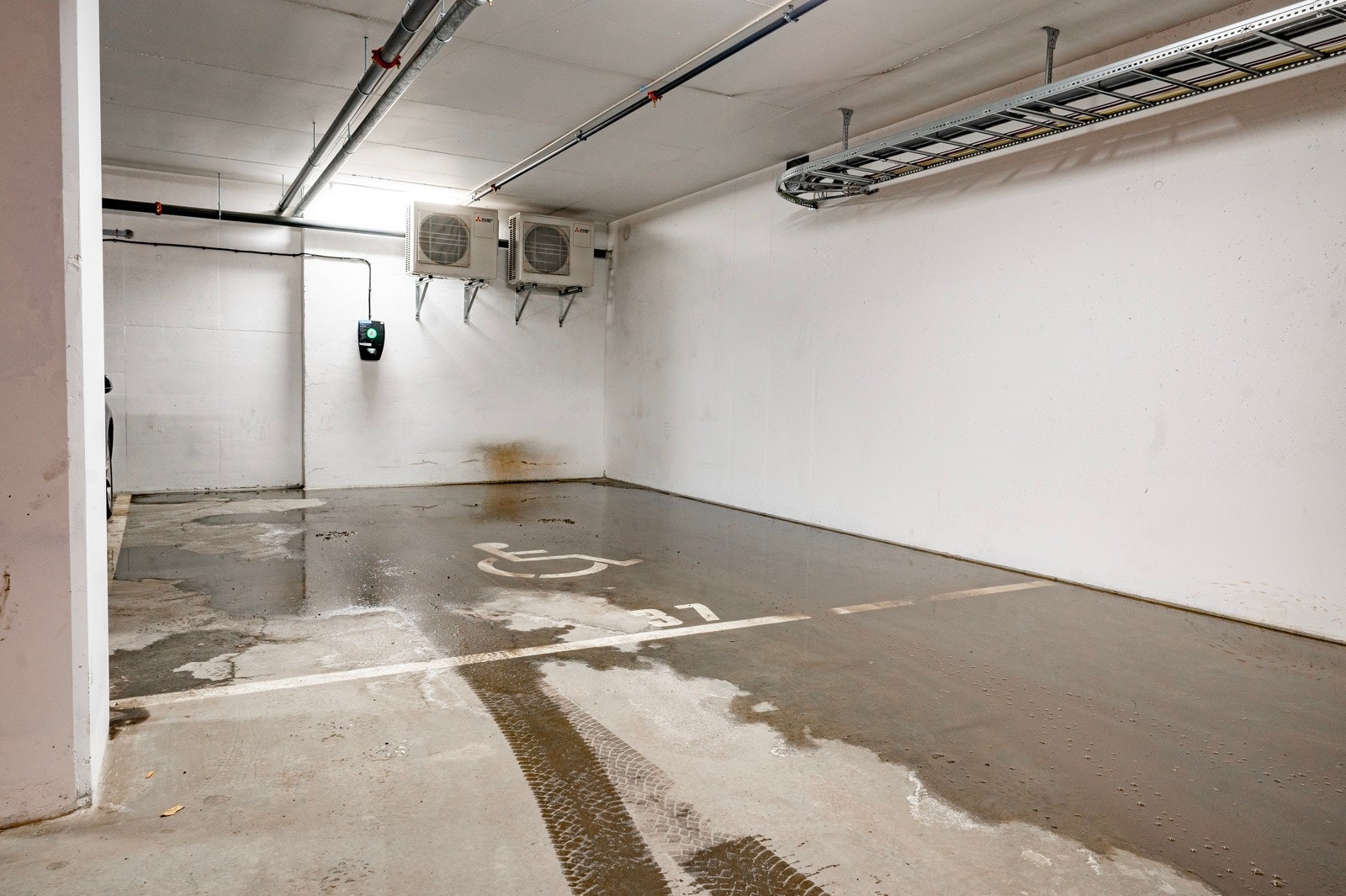 Opsjon på kjøp av garasjeplass, dette er en HC-plass og er meget romslig Galleribilde