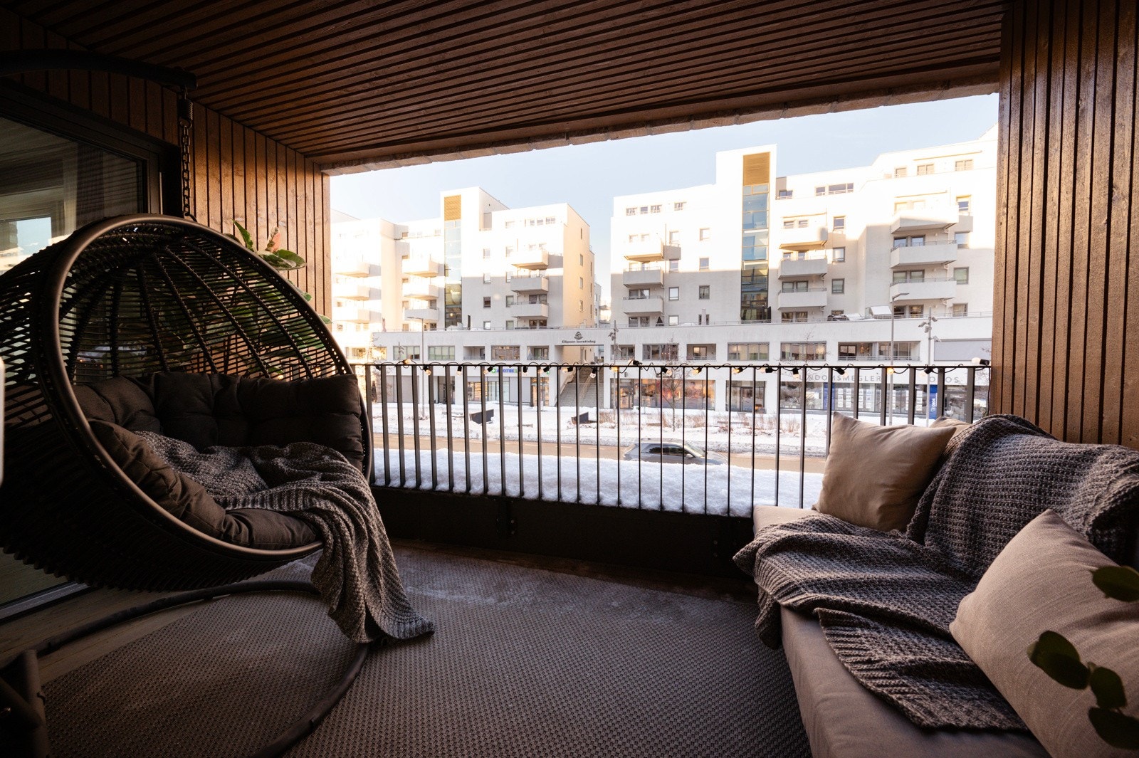 Her er det god plass til utemøblement som både sittegruppe og grill - det er tillatt med el- og gassgrill på balkongen Galleribilde