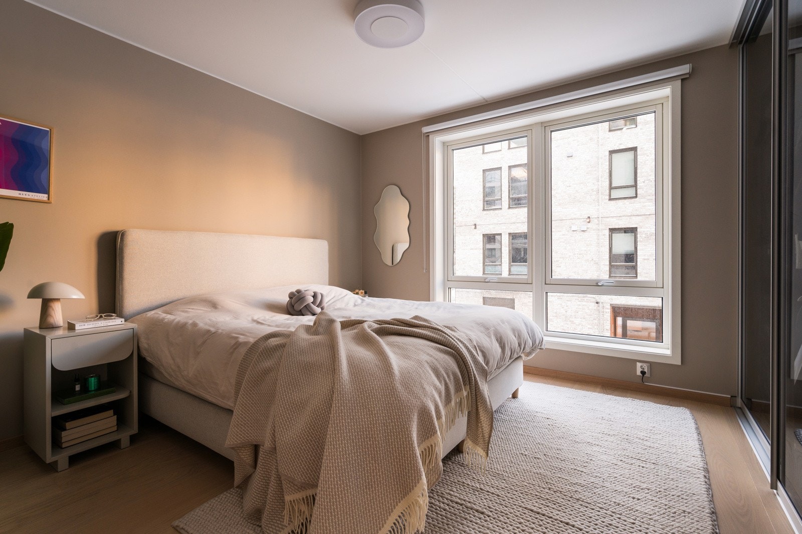 Velkommen inn til boligens hovedsoverom. Rommet er romslig og delikat innredet med en stor dobbeltseng og tilhørende nattbord Galleribilde