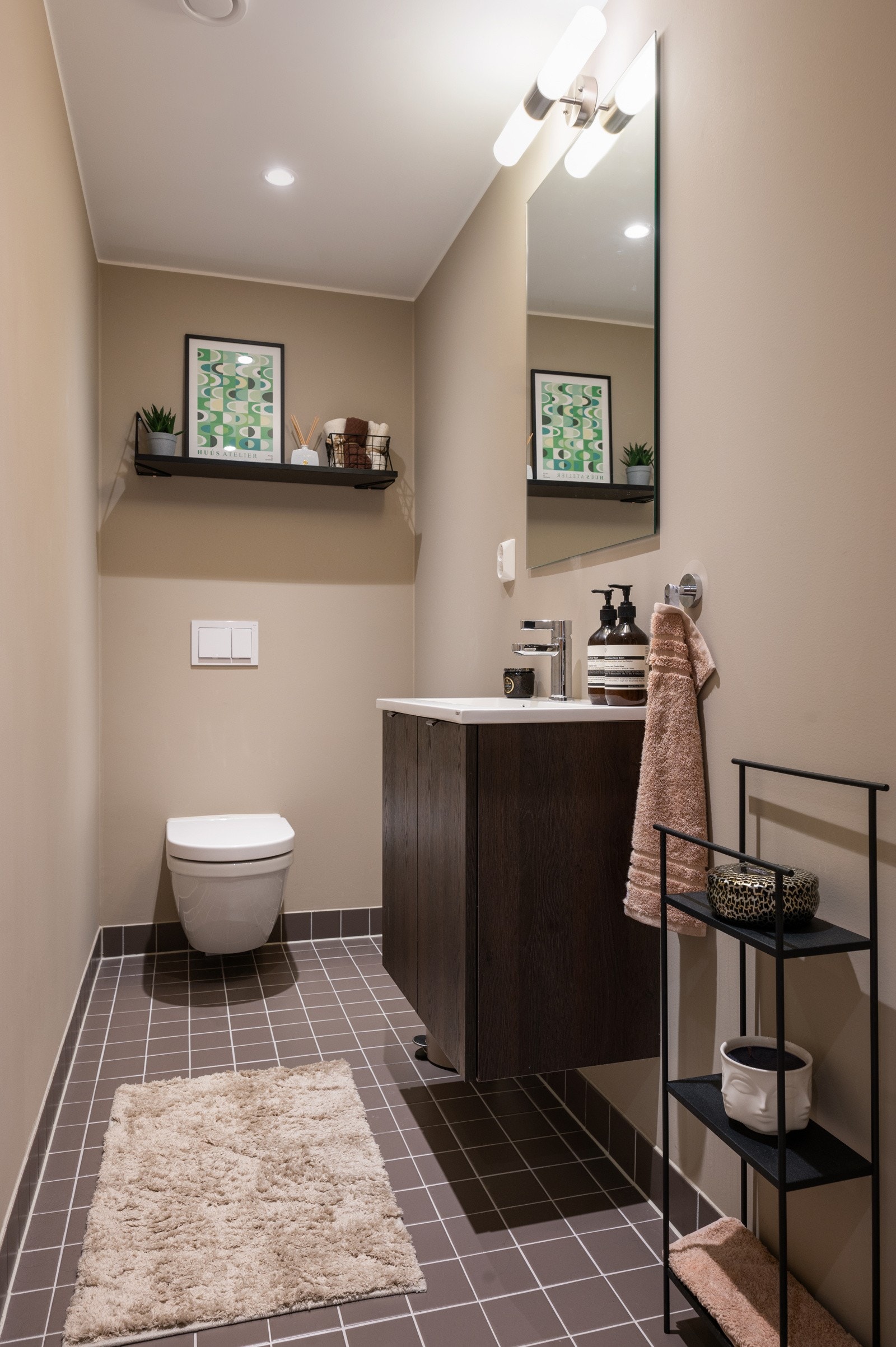 Ofte kan det være en utfordring for familier med bare et toalett i forbindelse med dobesøk, i denne leiligheten er det ingen problem Galleribilde