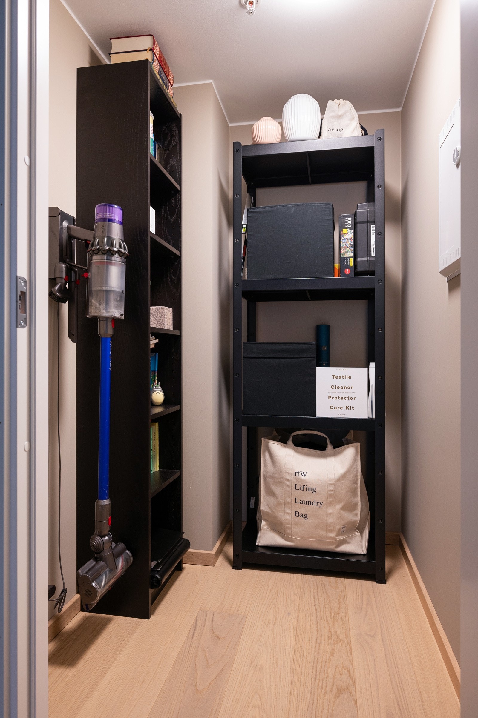 Praktisk, innvendig bod som ligger i tilknytning til den romslige gangen og byr på ytterligere oppbevaringsmuligheter Galleribilde