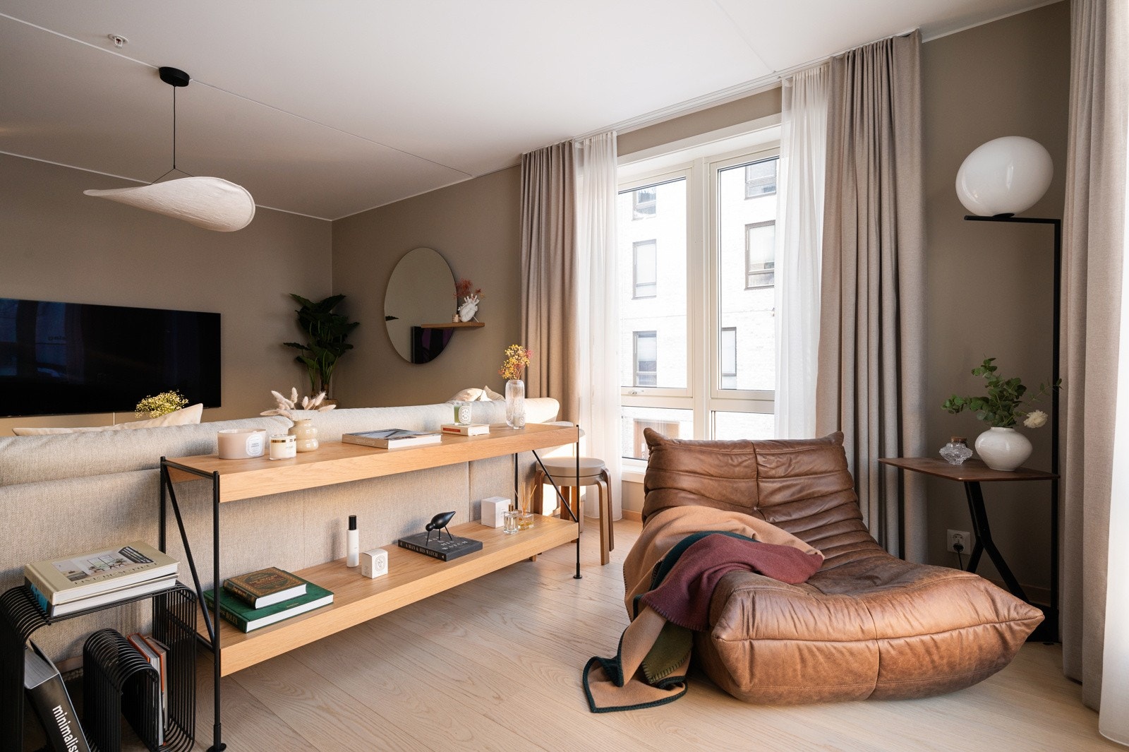 Stuen er innredet i ulike soner, og her finner du et koselig hjørne perfekt for avslapning Galleribilde